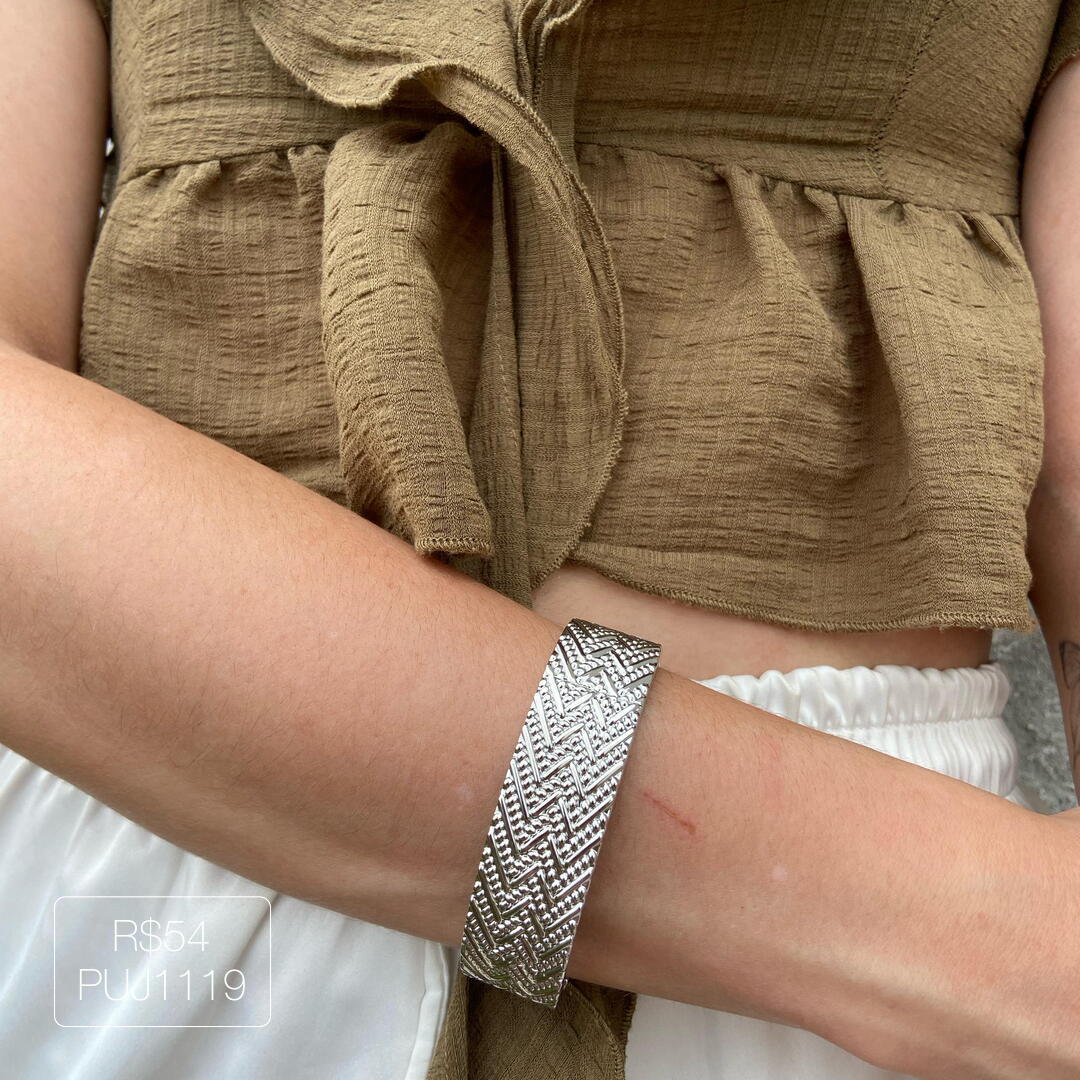 Bracelete Texturizado em V Liso Prateado